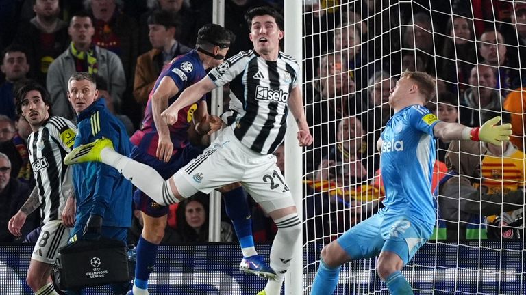 Robert Lewandowski heads in Barcelona's fifth goal against Newcastle