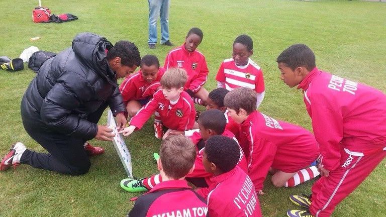 O técnico sub-21 do Charlton, Chris Lock, em um treino com o Peckham Town