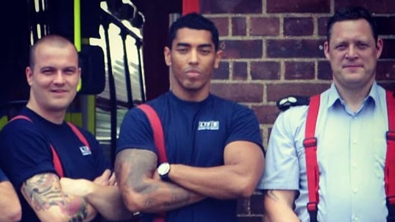 O técnico sub-21 do Charlton, Chris Lock, passou quase duas décadas no Corpo de Bombeiros de Londres