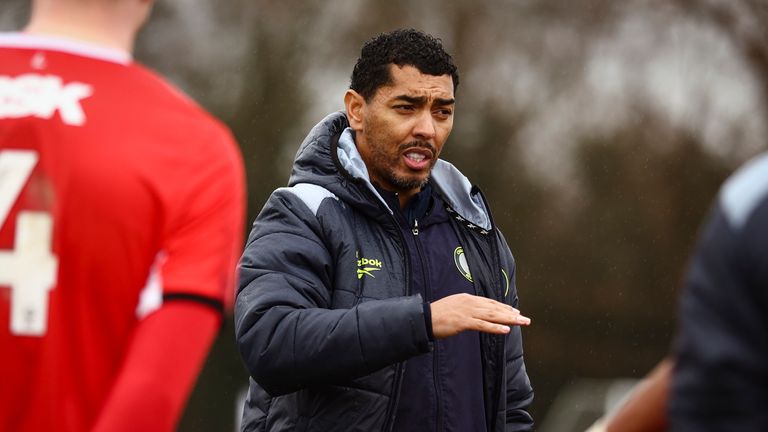 O técnico sub-21 do Charlton, Chris Lock, em um treino