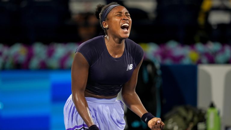 Amerikkalainen Coco Gauff reagoi voitettuaan pisteen ukrainalaista Elina Svitolinaa vastaan ​​heidän välieräottelussaan Dubai Duty Free T -tapahtumassa.