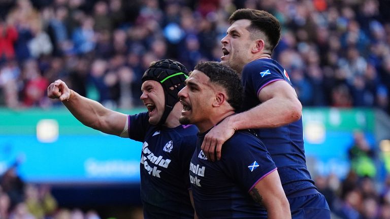 Darcy Graham della Scozia celebra una meta con i compagni di squadra durante il Guinness Men's Six Nations