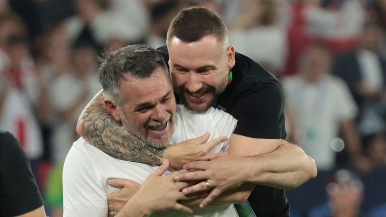 David Webb juhlii Willy Sagnolin kanssa ollessaan Georgian maajoukkueessa (luotto: Lasha Kuprashvili @ GFF)