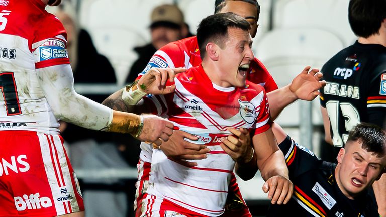 Foto di Allan McKenzie/SWpix.com - 07/03/2026 - Rugby League - Betfred Super League Round 4 - St Helens v Bradford Bulls - The Brewdog Stadium, St Helens, Inghilterra - St Helens' Deon Cross celebra il punteggio della prova vincente contro Bradford.