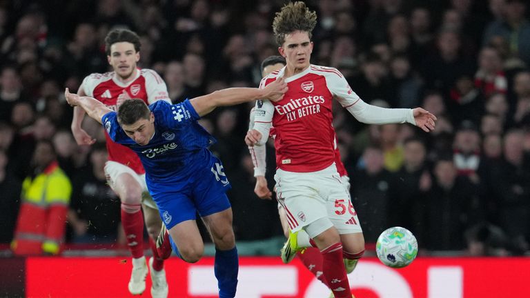 Dowman kontrolloi palloa päällään ja syöksyi Evertonin Vitaliy Mykolenko ohi 