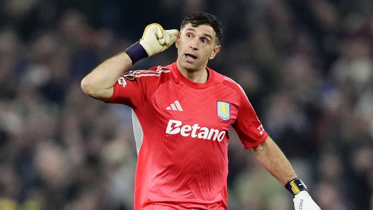 Emiliano Martinez juhlii Aston Villan avausmaalia Lilleä vastaan 