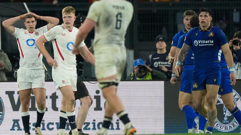 I giocatori dell'Inghilterra sono in campo mentre l'italiano Leonardo Marin festeggia dopo aver segnato una meta durante la partita di rugby delle Sei Nazioni tra Italia e Inghilterra a Roma, sabato 7 marzo 2026. (AP Photo/Gregorio Borgia)