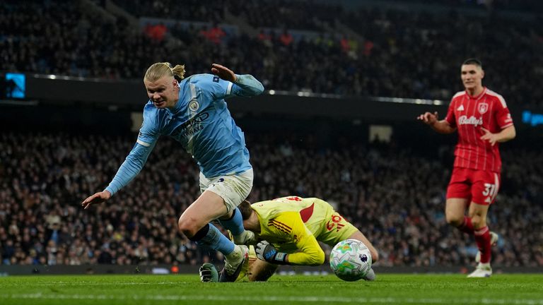 Matz Sels lähetti Erling Haalandin kaatumaan vähän ennen Elliot Andersonin tasoitusta – mutta erotuomari Darren England tai VAR ei antanut mitään.