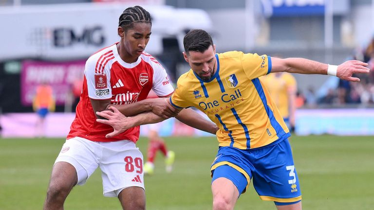 Marli Salmon y Stephen McLaughlin compiten por el balón