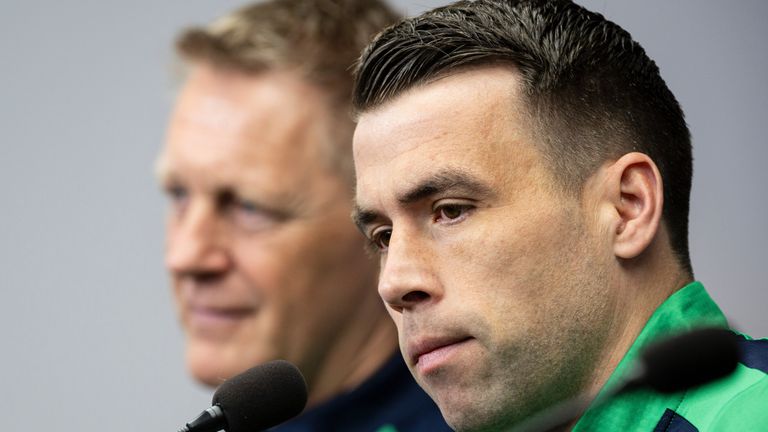 Heimir Hallgrimsson, allenatore dell'Irlanda, e il difensore Seamus Coleman in una conferenza stampa 