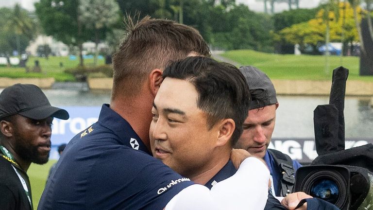 O capitão Bryson DeChambeau do Crushers GC abraça o Wild Card, Richard T. Lee, após a rodada final do Aramco LIV Golf Singapore 