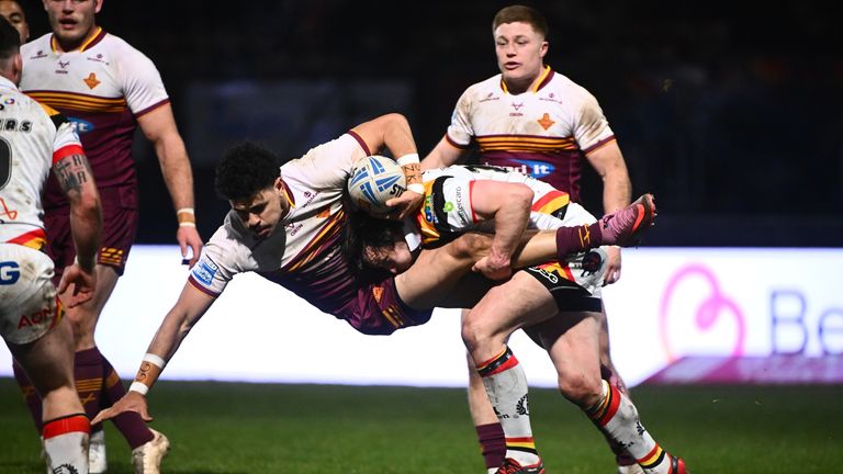 Foto di Olly Hassell/SWpix.com - Huddersfield viene affrontato da Bradford