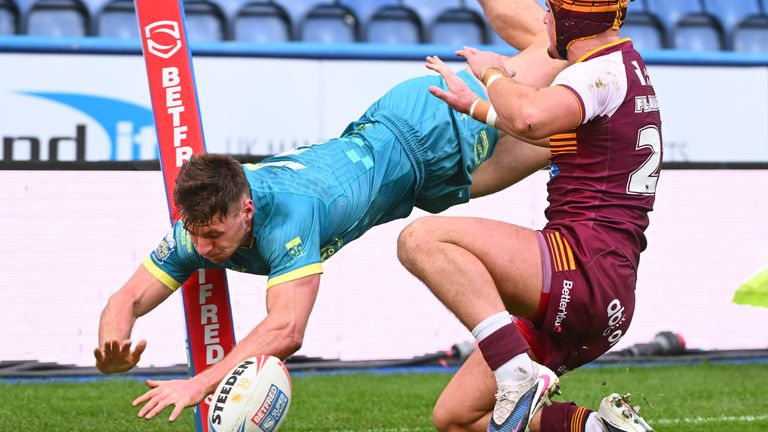 Foto di Olly Hassell/SWpix.com - 08/03/2026 - Rugby League - Betfred Super League Round 4 - Huddersfield Giants v Hull KR - Accu Stadium, Huddersfield, Inghilterra - George Flanagan Jr di Huddersfield non riesce a impedire a Tom Davies di Hull KR di segnare una prova