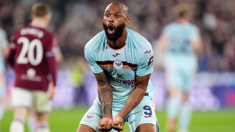 Igor Thiago di Brentford celebra il punteggio contro il West Ham 