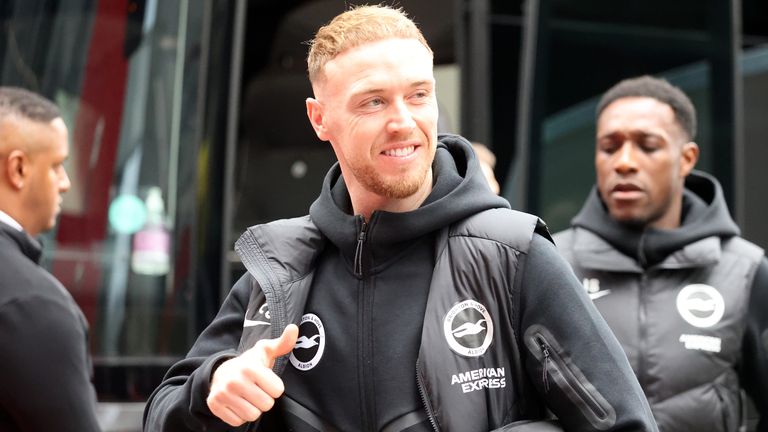 O goleiro do Brighton and Hove Albion, Jason Steele, agradece aos torcedores antes da partida da Premier League 