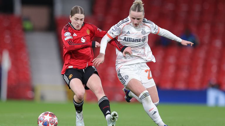 Jess Park del Manchester United compite por la posesión con Franziska Kett del Bayern Munich 