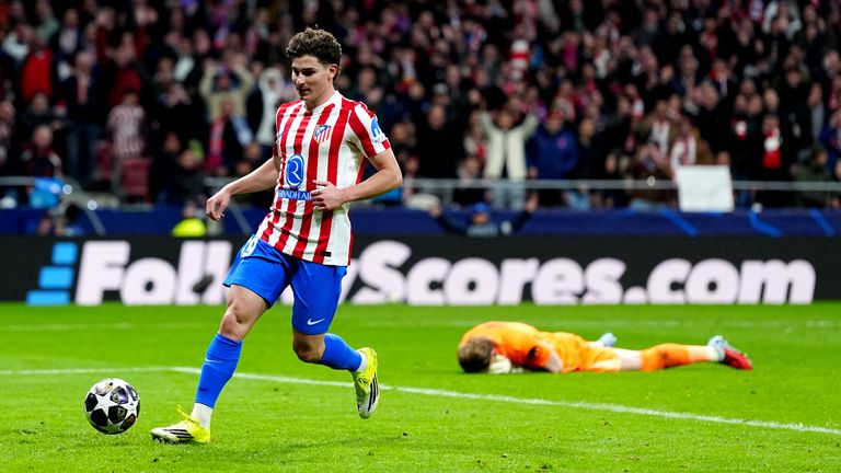 Julian Alvarez dell'Atletico Madrid segna il terzo gol della partita dopo un altro errore di Antonin Kinsky degli Spurs