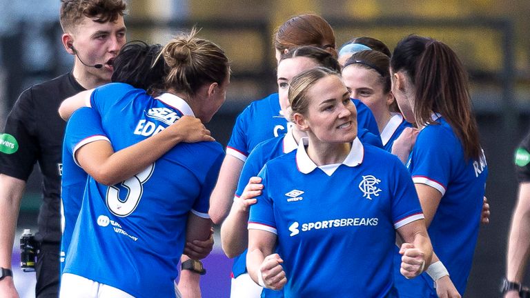 Katie Wilkinson festeggia dopo aver segnato un rigore nel finale che ha visto i Rangers porre fine all'imbattibilità della città di Glasgow (Credit Colin Poultney/SWPL)