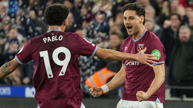 Pablo onnittelee West Hamin Konstantinos Mavropanosia maalinteon jälkeen (AP Photo/Dave Shopland)