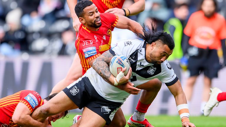 Kuva: Allan McKenzie/SWpix.com - 29.3.2026 - Rugby League - Betfred Super League kierros 6 - Hull FC v Catalans Dragons - MKM Stadium, Kingston upon Hull, Englanti - Hull FC:n Ligi Sao kohtaa katalaanien Kruise Leemingin maaliviivan lähellä.