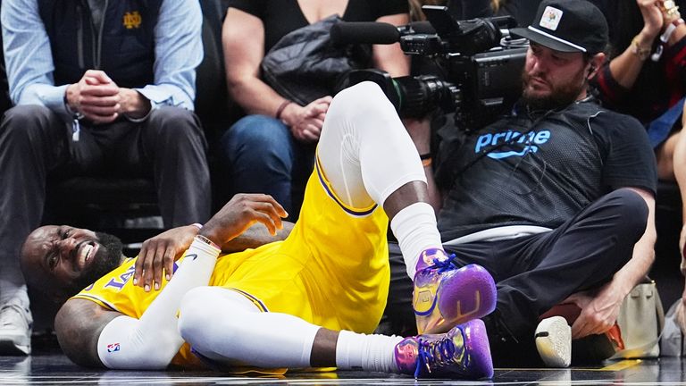 LeBron James irvistelee kaatuttuaan noustakseen koriin Nikola Jokicin ohi (AP Photo/David Zalubowski)