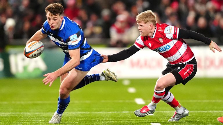 Louie Hennessey di Bath Rugby (a sinistra) viene affrontata da George Barton di Gloucester Rugby durante la partita Gallagher PREM