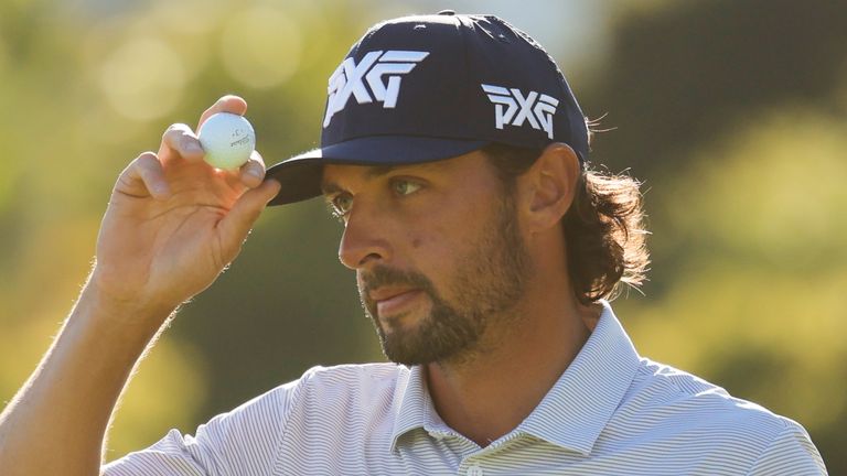 Englantilainen Marco Penge nostaa hattuaan sijoittuessaan 18. greenille Genesis Invitational -golfturnauksen kolmannella kierroksella