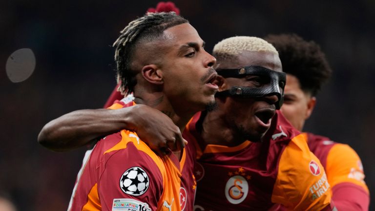 Galatasarayn Mario Lemina, vasemmalla, juhlii tehtyään avausmaalin Galatasarayn ja Liverpoolin välisessä jalkapallon Mestarien liigan kahdeksannentoista välieräottelussa Istanbulissa, Turkissa, tiistaina 10. maaliskuuta 2026. (AP Photo/Khalil Hamra)