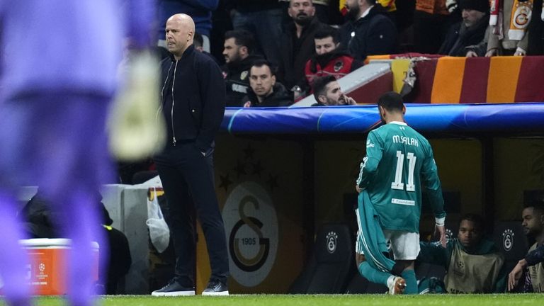 Liverpoolin Mohamed Salah jättää kentän Bengin vaihdon jälkeen