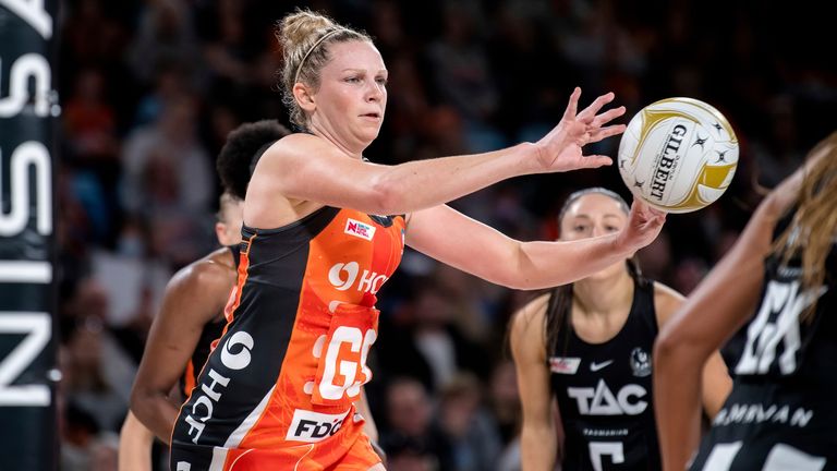 Jo Harten dei Giants Netball passa la palla durante la semifinale del Suncorp Super Netball 2022 (Icon Sportswire tramite AP Images)