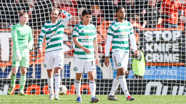 Benjamin Nygren, Hyunjun Yang e Benjamin Arthur (LR) del Celtic sembrano abbattuti 