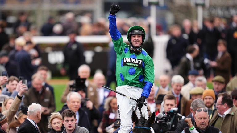 Nico de Boinville viene accolto dal pubblico di Cheltenham dopo la vittoria suprema su Old Park Star