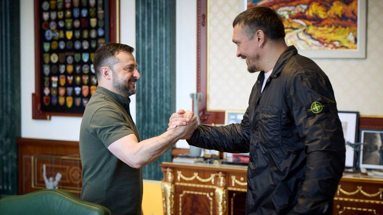 In questa foto, fornita dall'Ufficio stampa presidenziale ucraino, il presidente ucraino Volodymyr Zelenskyy, a sinistra, stringe la mano al campione mondiale di boxe dei pesi massimi Oleksandr Usyk a Kiev, Ucraina, sabato 2 agosto 2025. (Ufficio stampa presidenziale ucraino tramite AP)