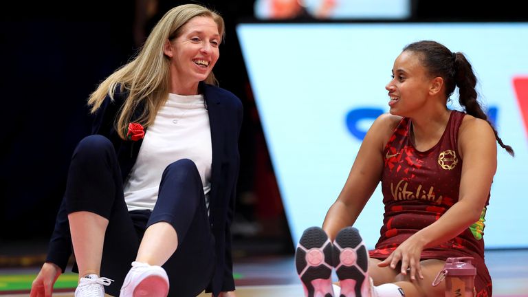 Olivia Murphy, coach tecnica dell'Inghilterra Vitality Roses, parla con Laura Malcolm alla fine della partita di netball Vitality al Motorpoi