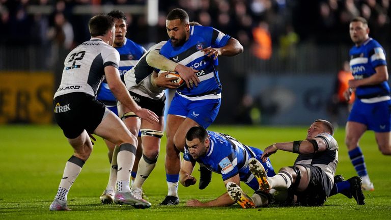 Ollie Lawrencen kohtaa Saracensin Nick Isiekwe.