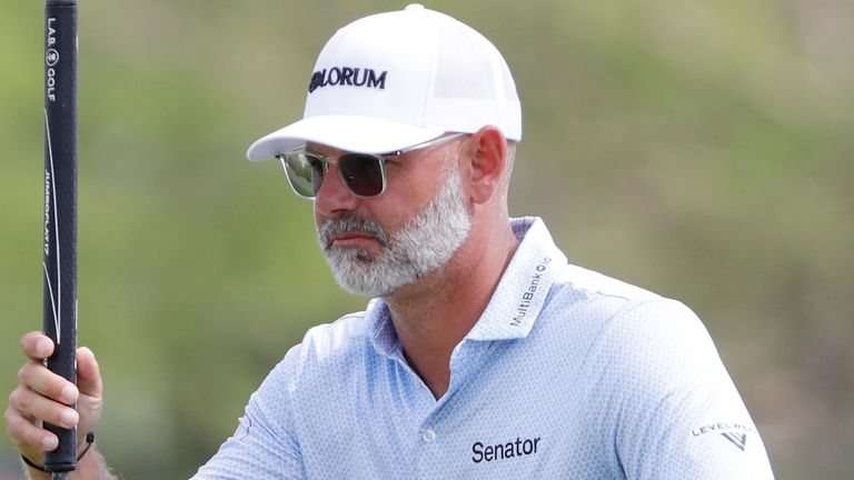 Paul Waring controlla la bugia del 17° green durante il primo round del Texas Children's Houston Open 