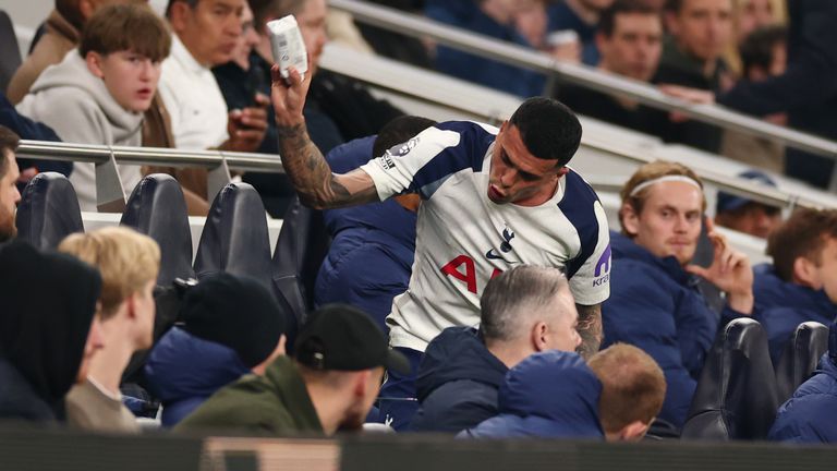 Pedro Porro reagisce con rabbia alla sostituzione