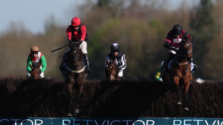 Lupo della prateria cavalcato da Jack Tudor mentre si dirige verso la vittoria del BetVictor Home Of The Saturday Superboost Handicap Chase