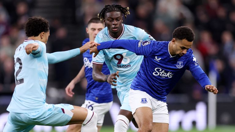  Iliman Ndiaye takes on Bashir Humphreys 