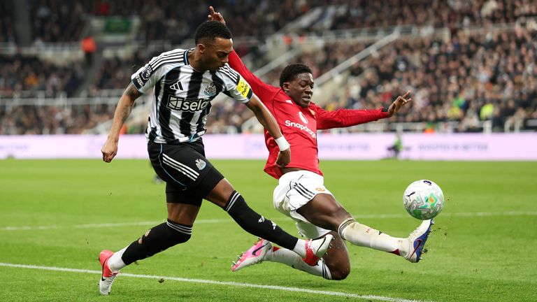 Joe Willock  is challenged by Kobbie Mainoo