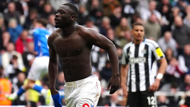 Brian Brobbey celebrates after scoring in the 90th minute to give Sunderland a 2-1 lead at St James' Park