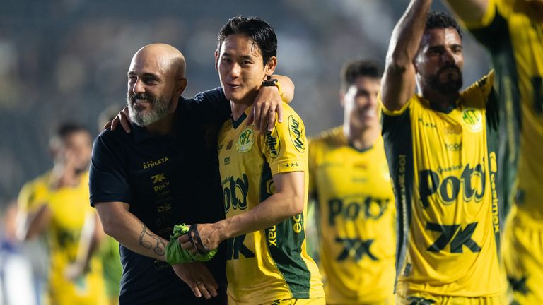 Rafael Guanaes, Mirassol's coach, during a match against Vasco at Sao Januario stadium for the Brazilian Championship A 2025