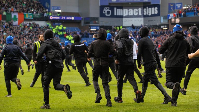 Gli spettatori corrono in campo a Ibrox