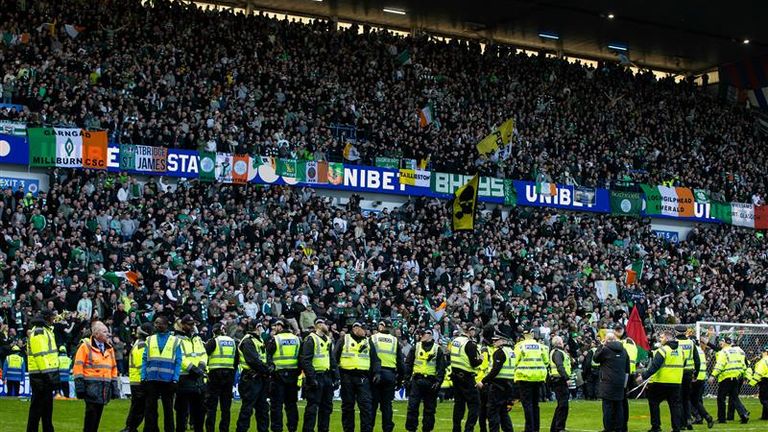 La polizia ha dovuto tenere separati i tifosi dei Rangers e del Celtic dopo essere scesi in campo a Ibrox
