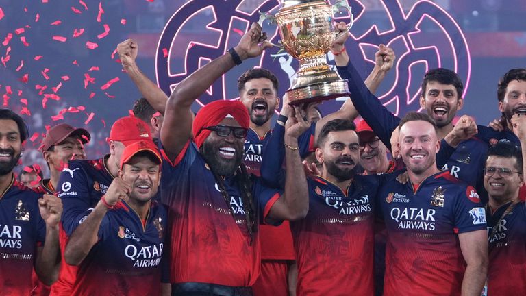 Virat Kohli dei Royal Challengers Bengaluru, al centro, affiancato dagli ex compagni di squadra Chris Gayle, in turbante rosso, e AB de Villiers dopo la vittoria nella finale di cricket della Premier League indiana contro i Punjab Kings allo stadio Narendra Modi di Ahmedabad, India, mercoledì 4 giugno 2025. (AP Photo/Ajit Solanki)