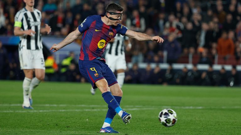Robert Lewandowski scores his second goal of the game to put Barcelona 6-2 up against Newcastle