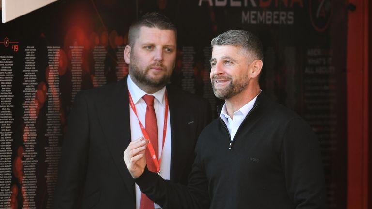 ABERDEEN, SCOZIA - 24 MAGGIO: Il manager di St Mirren Stephen Robinson (R) e l'amministratore delegato di Aberdeen Alan Burrows durante una partita di premiership tra Aberdeen e St Mirren a Pittodrie, il 24 maggio 2023, ad Aberdeen, Scozia. (Foto di Craig Foy / Gruppo SNS)