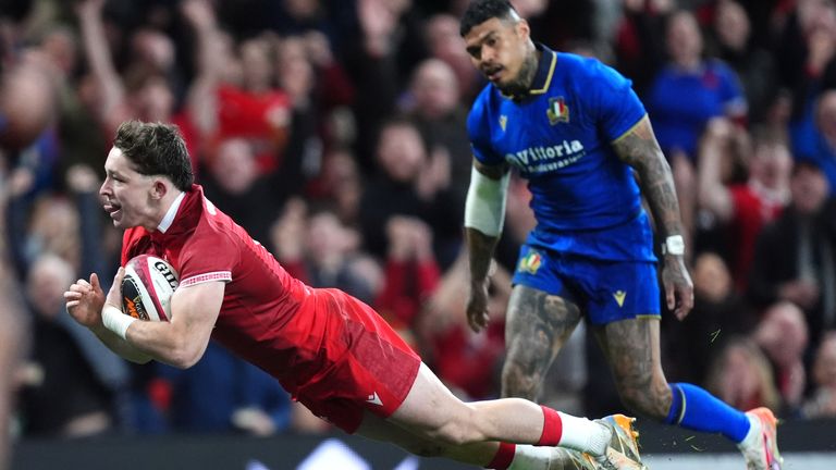 Dan Edwards marca o try de ponto bônus do País de Gales