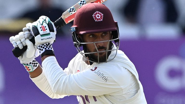Northamptonshiren Saif Zaib lyö County Championship -ottelun aikana (Getty Images)