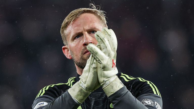 EDINBURGH, SCOTLAND - JANUARY 25: Celtic's Kasper Schmeichel applauds the fans during a William Hill Premiership match between Heart of Midlothian and Celtic at Tynecastle Park, on January 25, 2026, in Edinburgh, Scotland. (Photo by Craig Williamson 